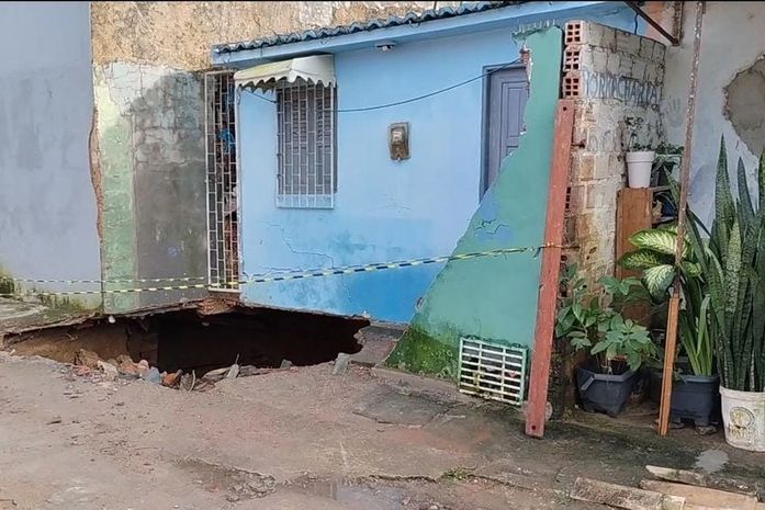 Coordenador da Defesa Civil em Arapiraca, inspeciona casa atingida por cratera e pede avaliação de engenheiro
