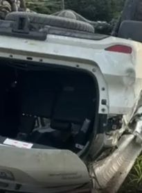 Veículo capota na AL-101 Sul e passageiro denuncia furto de celular durante socorro
