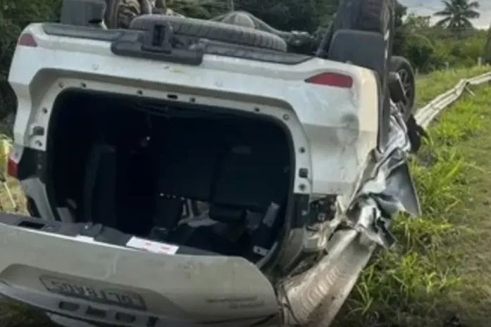 Veículo capota na AL-101 Sul e passageiro denuncia furto de celular durante socorro
