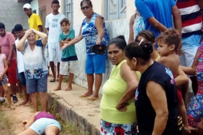 Populares em volta do corpo da vítima