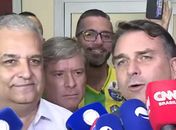 “Nosso candidato ao governo é JHC”, confirma Flávio Bolsonaro ao desembarcar em Alagoas