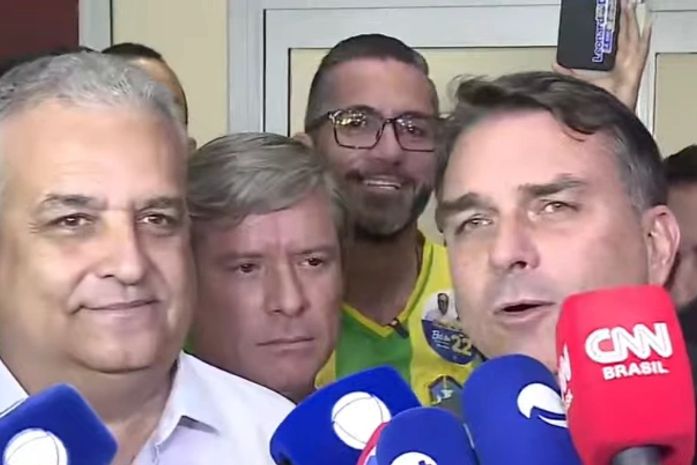 “Nosso candidato ao governo é JHC”, confirma Flávio Bolsonaro ao desembarcar em Alagoas