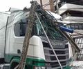 “Fiquei 10 minutos preso com medo de choque”: poste cai sobre caminhão na Ponta Verde