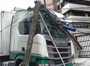 “Fiquei 10 minutos preso com medo de choque”: poste cai sobre caminhão na Ponta Verde