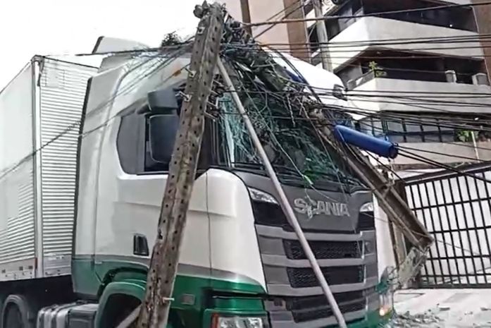 “Fiquei 10 minutos preso com medo de choque”: poste cai sobre caminhão na Ponta Verde