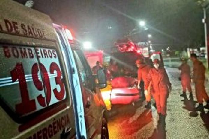 Equipes do Corpo de Bombeiros realizam resgate