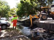 Limpeza de canais facilita o escoamento correto das águas pluviais.