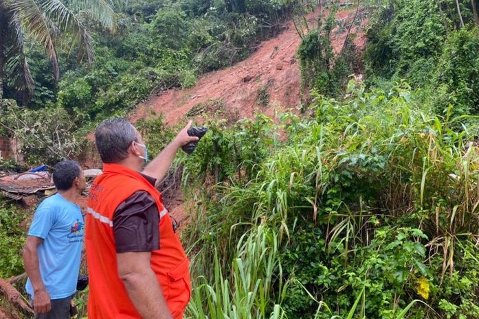 Com risco de novos deslizamentos, ladeira de Fernão Velho é interditada