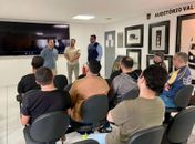 Leonardo Dias intermedia reunião entre motoristas por aplicativo e DMTT para ampliar vagas exclusivas e uso da faixa azul, em Maceió
