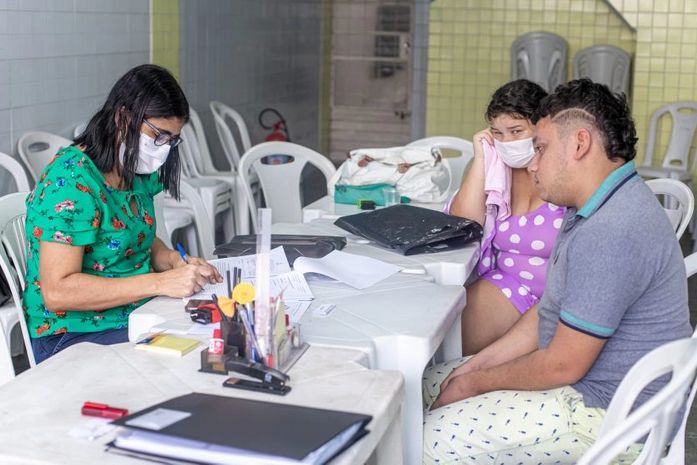 Equipes da Assistência Social de Maceió orientam famílias sobre os auxílios enquanto estão alojadas no abrigo seguro em Jaraguá