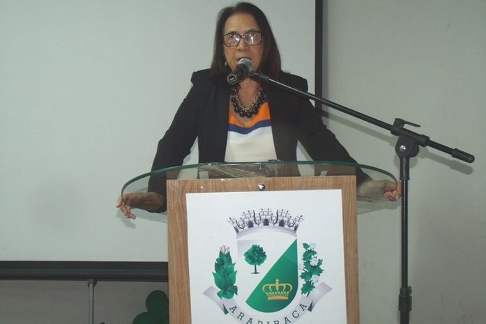 Professora Graça pede a criação de uma comissão para estudos no PCC dos servidores da prefeitura de Arapiraca