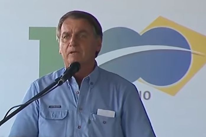 Em AL, Bolsonaro pede ajuda para aprovar projeto que fixa ICMS sobre combustíveis