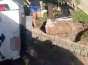 Táxi tomba em frente a motel após colisão na AL-101 Norte, em Maceió

