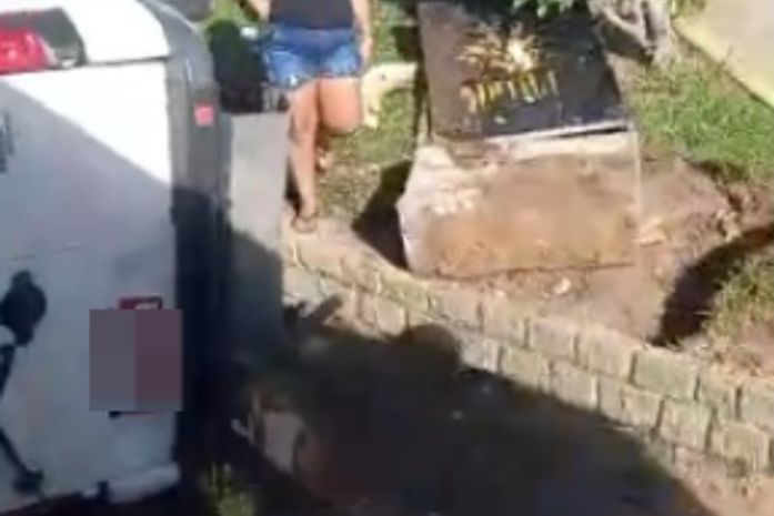 Táxi tomba em frente a motel após colisão na AL-101 Norte, em Maceió