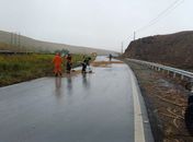 Carreta carregada de frutas tomba na BR-101, em Alagoas