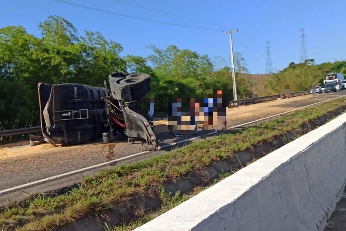 BR-101 é liberada após tombamento de carreta
