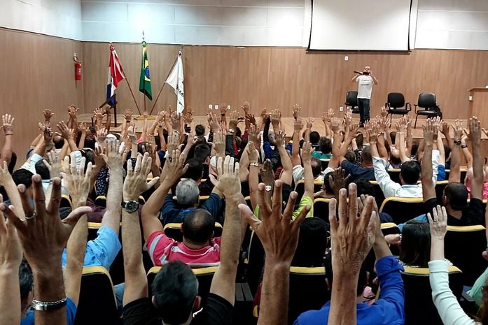 Servidores do Detran se reúnem em assembleia e não descartam greve