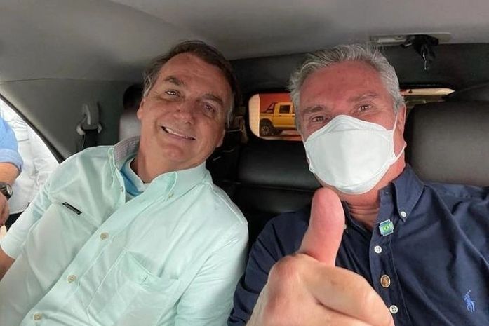 Apoiadores alagoanos recebem Bolsonaro e comitiva federal no Aeroporto; veja vídeos e fotos