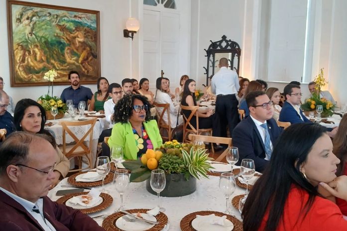 Atendendo convite do Governo do Estado, esta ativista Arísia Barros, participou de almoço no Palácio Floriano Peixoto. Foi bacana!