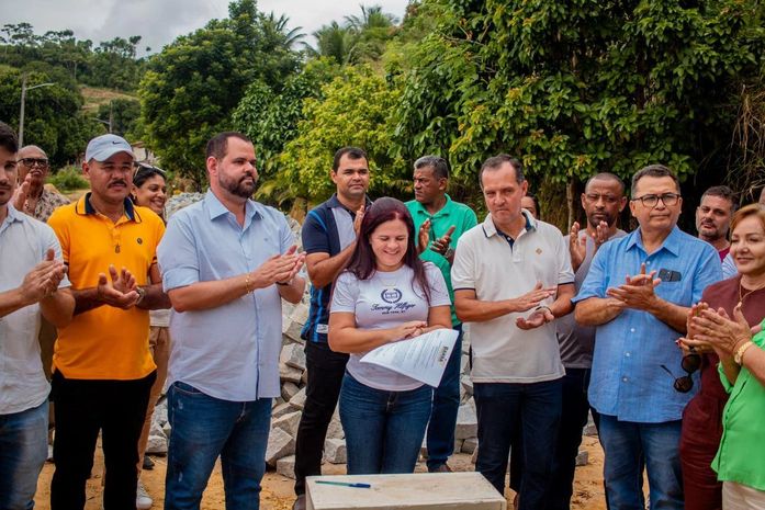 Prefeita Lívia Carla impulsiona desenvolvimento com pavimentação do Povoado Santa Rosa em Barra de Santo Antônio