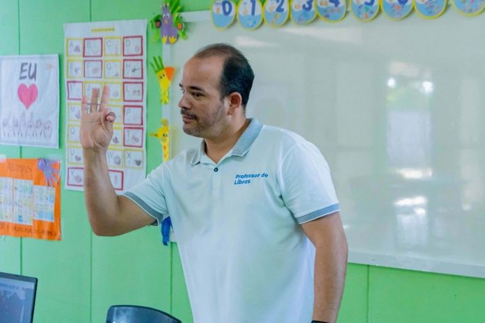 Educação convoca aprovados no PSS 2023 para prova prática de Intérprete de Libras