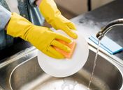 Homem processa ex-namorada por fazer serviços domésticos enquanto ela viajava