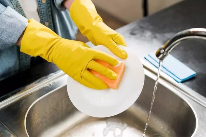 Homem processa ex-namorada por fazer serviços domésticos enquanto ela viajava