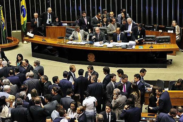 Plenário aprovou proposta que busca coibir golpes cometidos contra idosos