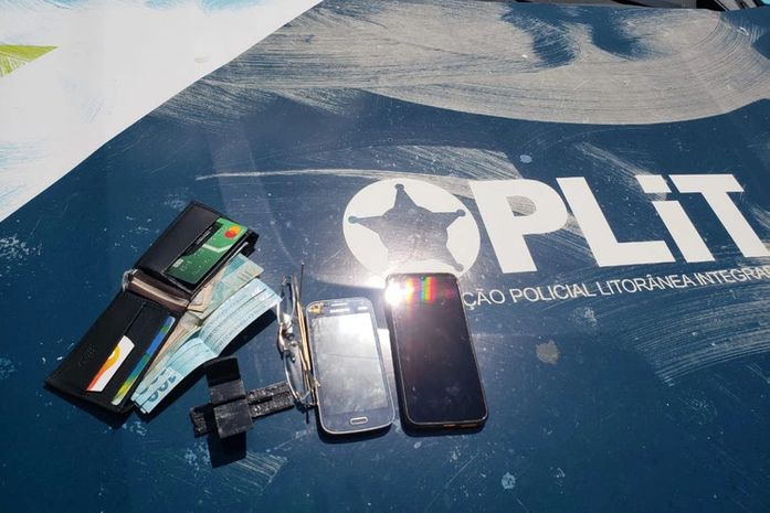 Objetos apreendido com o suspeito.