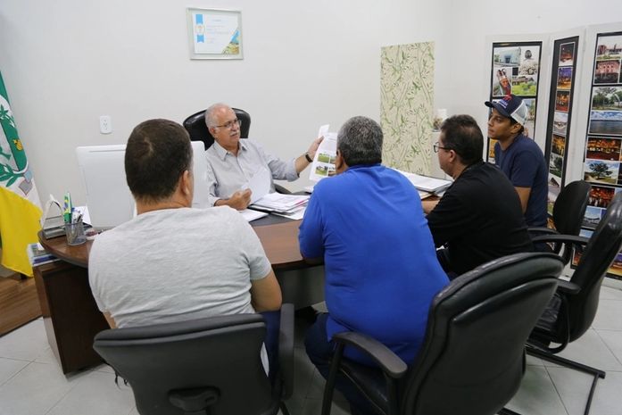 Teófilo recebe empresários e apresenta projetos de reestruturação do município
