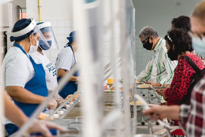 Restaurante Popular de Maceió retoma movimento anterior à pandemia com 100 mil refeições servidas