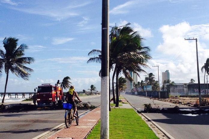 Moradores fecharam os dois sentidos da via