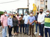 Prefeito Arthur Freitas entrega três novos veículos e amplia renovação da frota