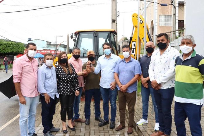 Prefeito Arthur Freitas entrega três novos veículos e amplia renovação da frota