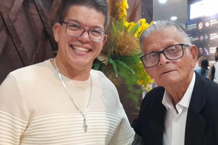 Ismael Pereira participa da noite de autógrafos do lançamento do livro
“Minhas composições” de autoria do maestro arapiraquense Marcos Sena