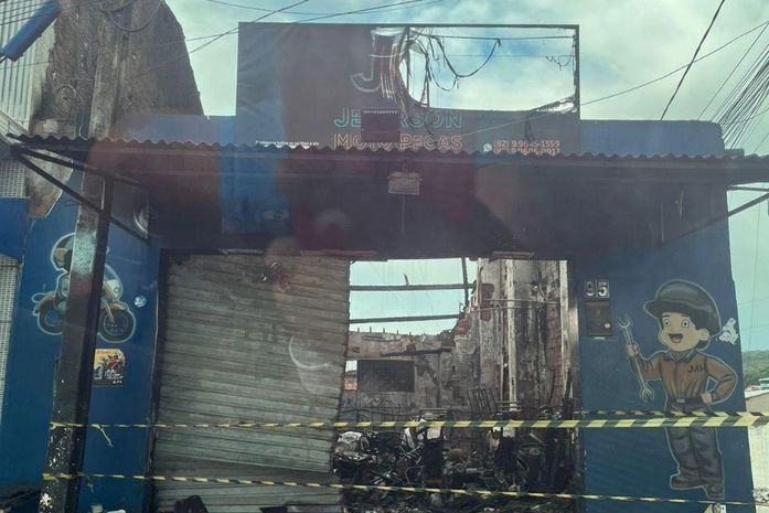 Incêndio destrói loja de motos durante a madrugada em São Miguel dos Campos; veja imagens