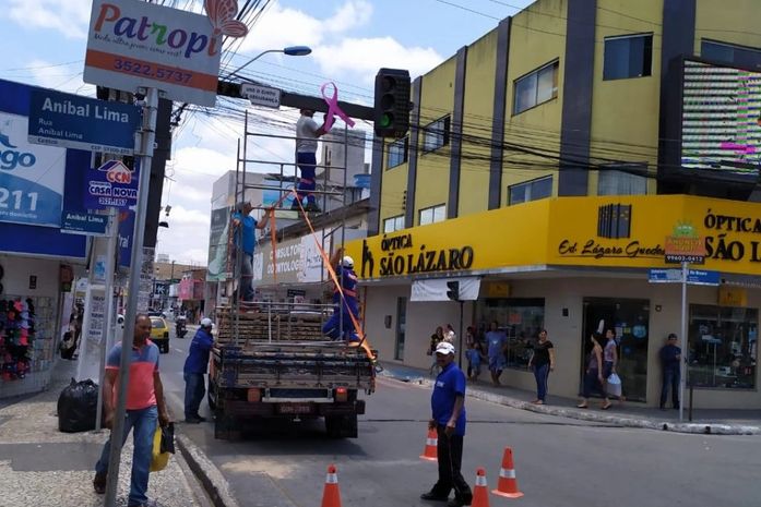 Semáforos de Arapiraca recebem símbolo do Outubro Rosa