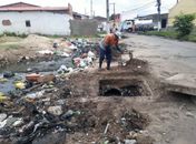 Equipes da Seminfra e Sudes desobstruindo as galerias de drenagem na Rua Riachuelo.
