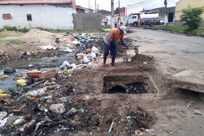 Equipes da Seminfra e Sudes desobstruindo as galerias de drenagem na Rua Riachuelo.