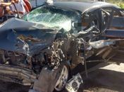 Colisão entre caminhões e carro de passeio deixa vítimas presas às ferragens na BR-101