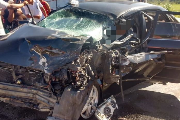 Colisão entre caminhões e carro de passeio deixa vítimas presas às ferragens na BR-101