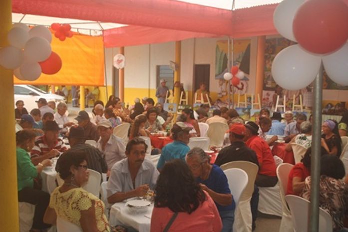Associação dos Aposentados comemora Dia das Mães com exposição e música
