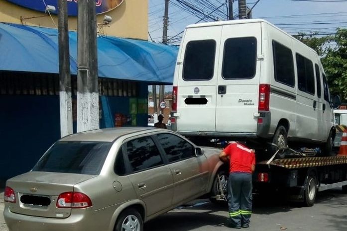 Fiscalização autua 52 veículos irregulares e remove nove