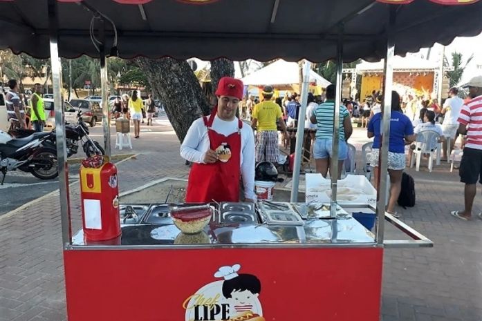 Jovem quebra barreiras, conclui gastronomia e abre próprio negócio