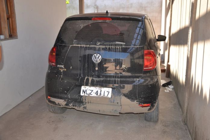 Veículo estava em residência abandonada (Foto: Real Deodorense)