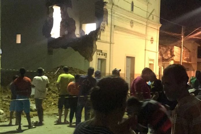 Parte de torre de igreja desaba no Centro de Atalaia