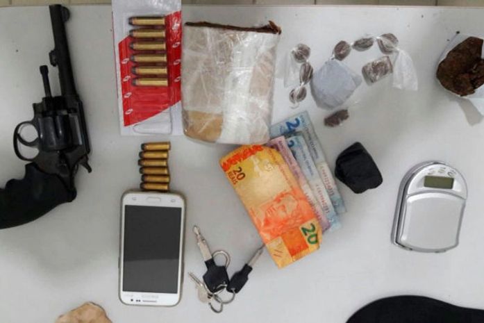 Polícia prende três por tráfico de drogas e um acusado de latrocínio