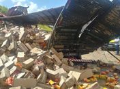 Caminhão ficou destruído após queda de ribanceira
