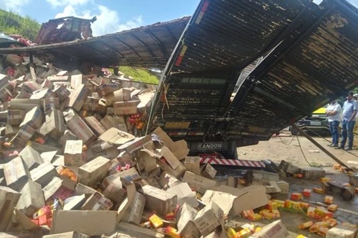Caminhão ficou destruído após queda de ribanceira