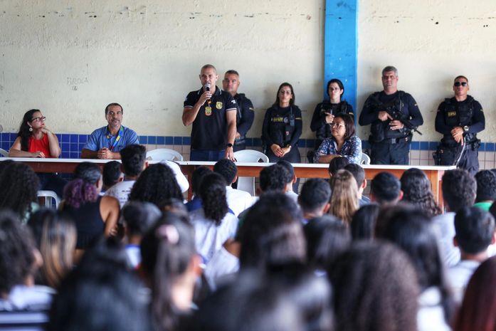 A primeira palestra aconteceu na Escola Estadual Eunice Campos, no bairro do Benedito Bentes